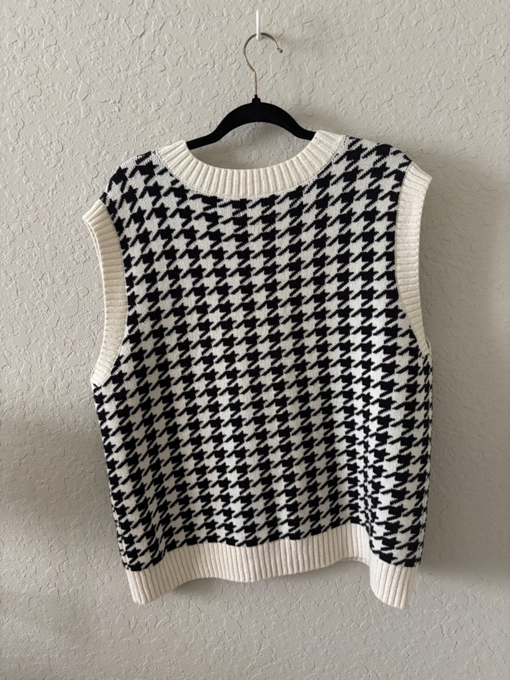 Hollister Black & Cream Houndstooth V-Neck Sweater Vest - Picture 2 of 2